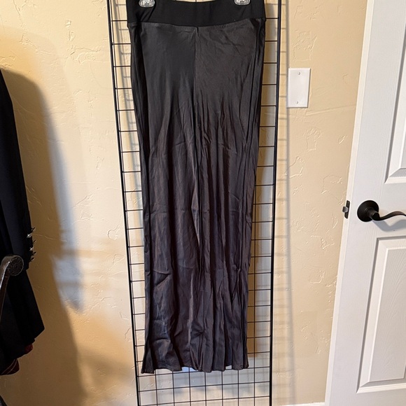 Elegant Black Wide Leg Satin Pants by Enzo Costa - Picture 1 of 3